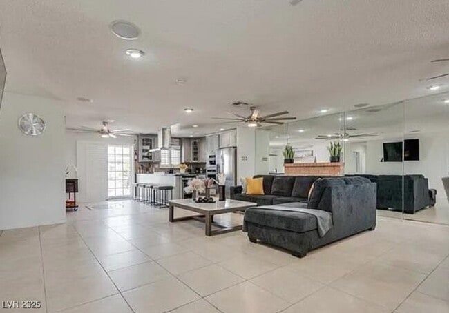 Building Photo - 340 Palo Verde Dr