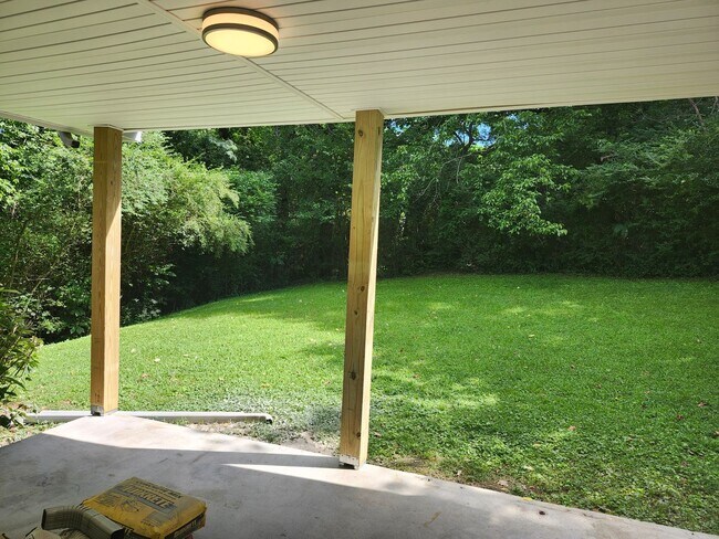 Building Photo - 2 bedroom 1 bath fully updated home in Eas...