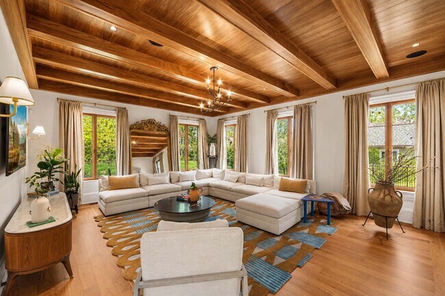Building Photo - 548 Sylvan Pl