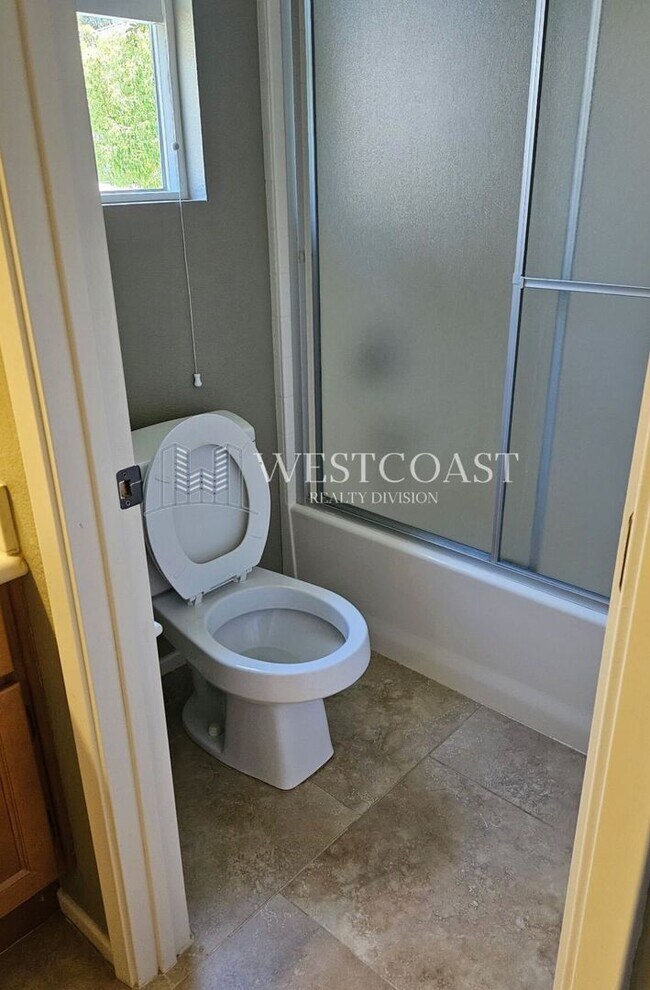 Building Photo - Elegant 3-Bedroom Home in Gated Vista Comm...