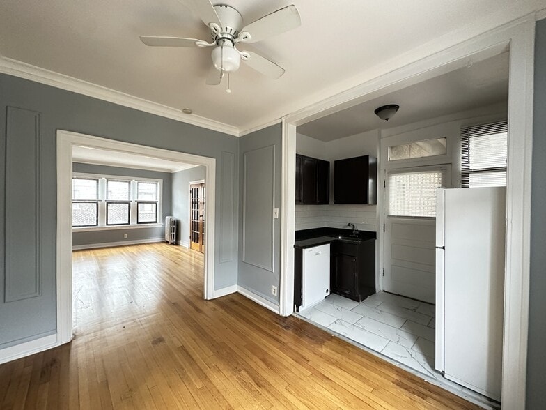 Building Photo - 1321.5 W Estes Ave