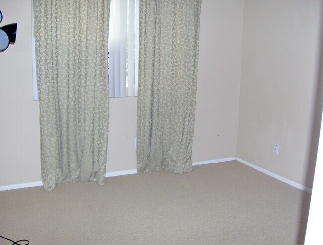 Building Photo - Nice 2 Bedroom 1.25 Bath close to UCR in R...
