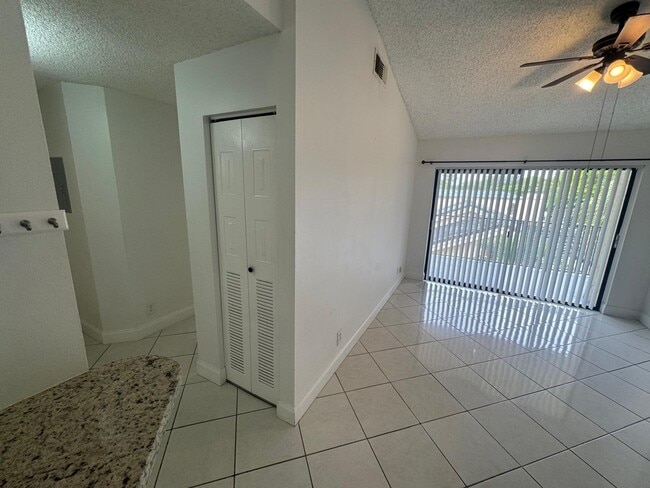Building Photo - 9999 Summerbreeze Dr