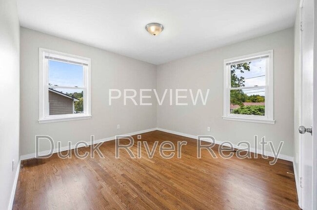 Building Photo - 106 1/2 Hobbs Dr