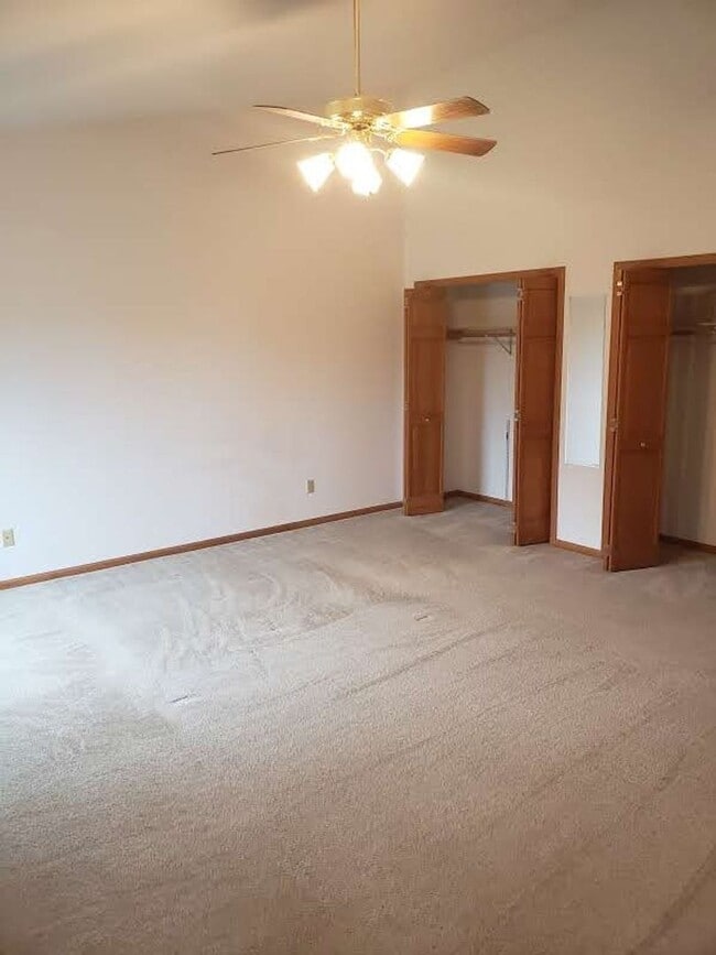 Building Photo - Spacious 3 bedroom, 2 1/2 bath Duplex