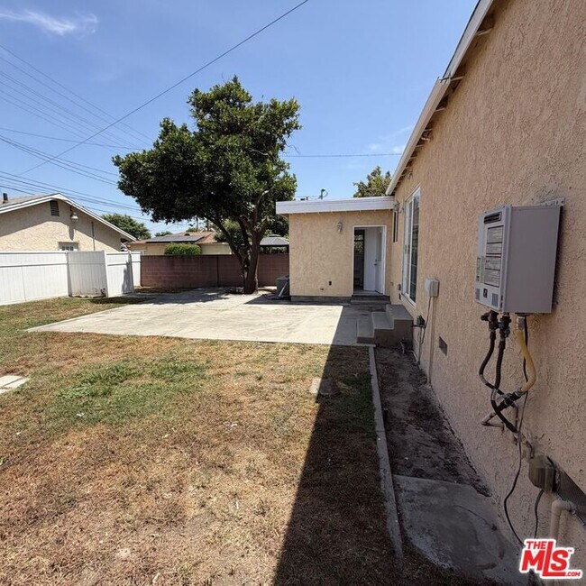 Building Photo - 1104 N Frederic St