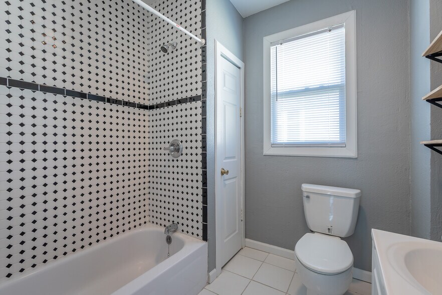 Building Photo - 2107 Oak St