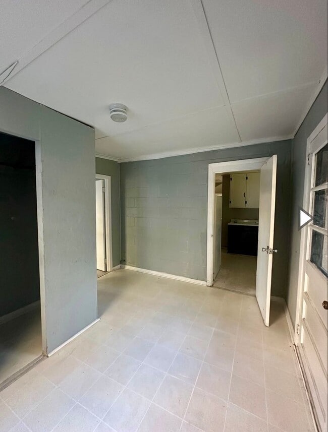 Building Photo - 3 Bed 1 Bath House