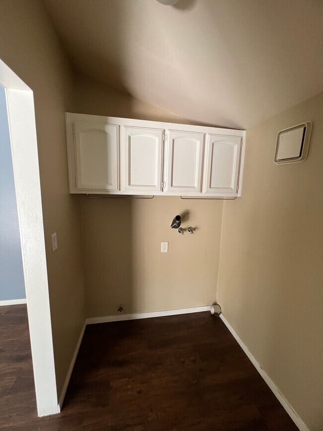 Building Photo - Newbury Park - Three bedroom, bonus room (could be 4th bedroom, 2.5 bathrooms