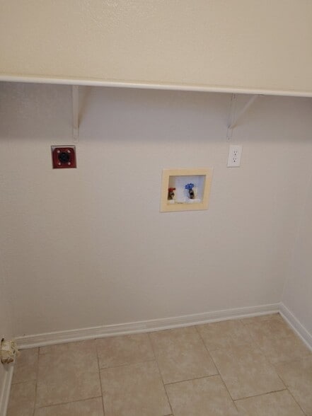 Washer/Dryer hookups - 3208 Hereford Ln