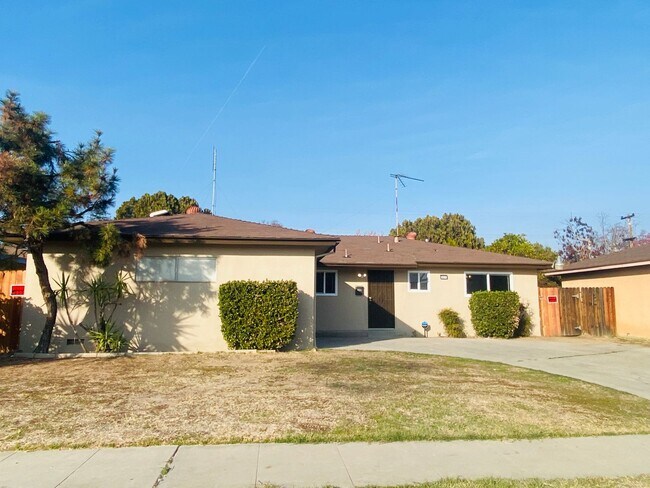 Building Photo - $1,895 Peach & Mckinley, 3 Bedroom - E. Ho...