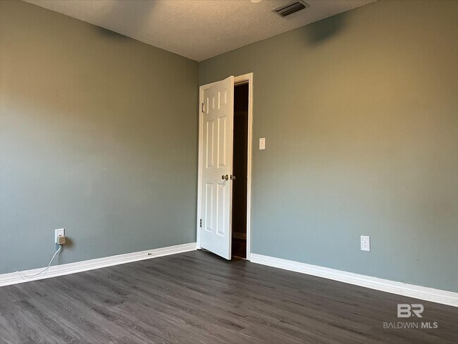 Building Photo - 10510 Gayfer Rd Ext