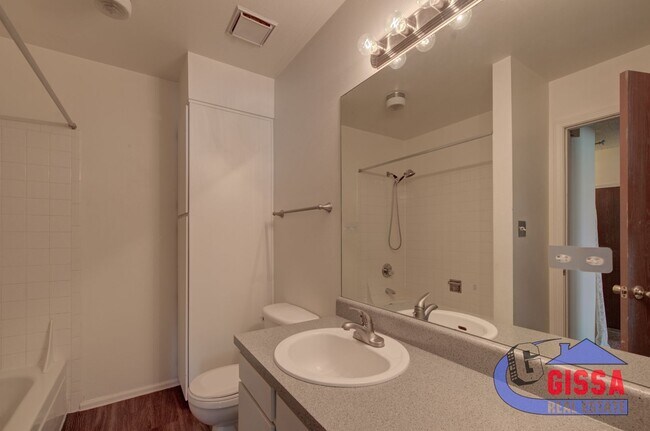 Building Photo - Cute townhome with 2 bedrooms - 1 1/2 bath...