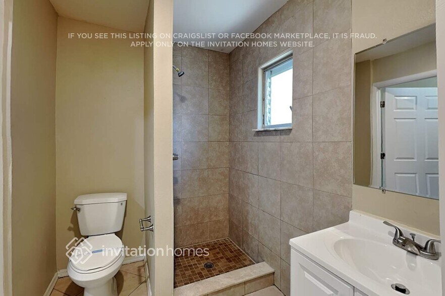 Building Photo - 923 38th St W