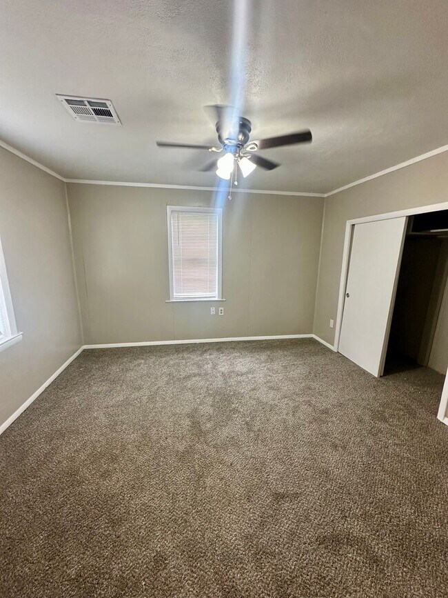 Building Photo - 3 bed 1 bath country house