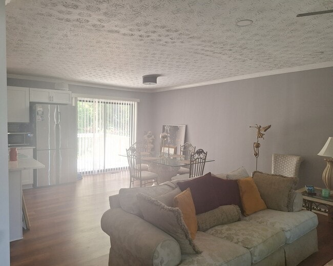 Building Photo - 525 Transit Cir