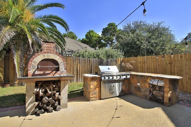 Building Photo - 16706 Mallory Bridge Dr