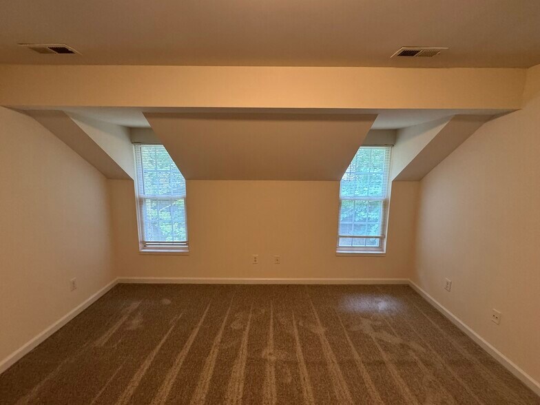 Building Photo - 6610 Cedar Cliff Dr