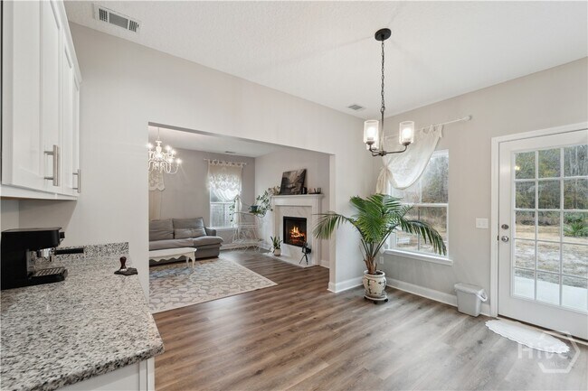 Building Photo - 601 Meloney Dr