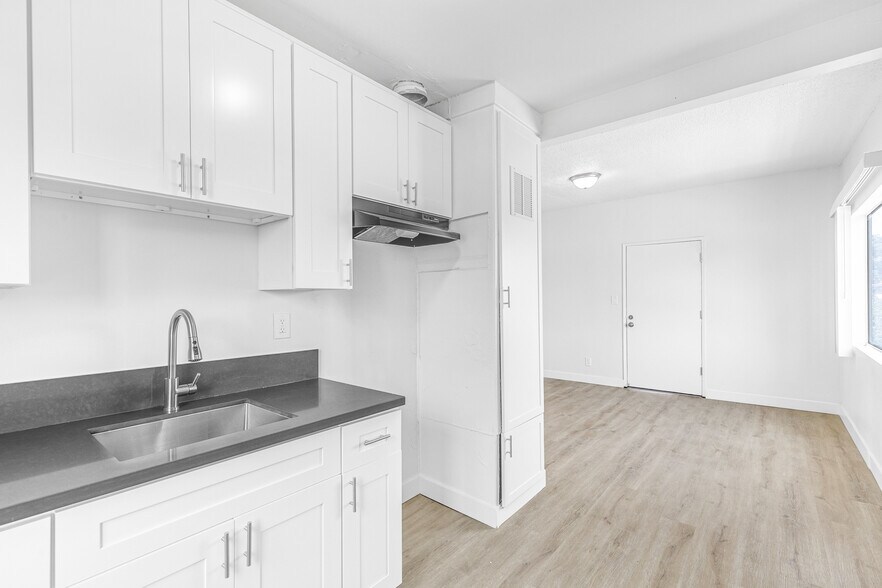 Building Photo - 1618 E Vernon Ave