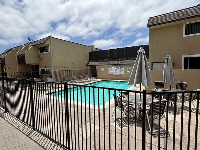 Building Photo - Spacious 2 Bedroom, 1.5 Bath Two-Story Townhome in Clairemont