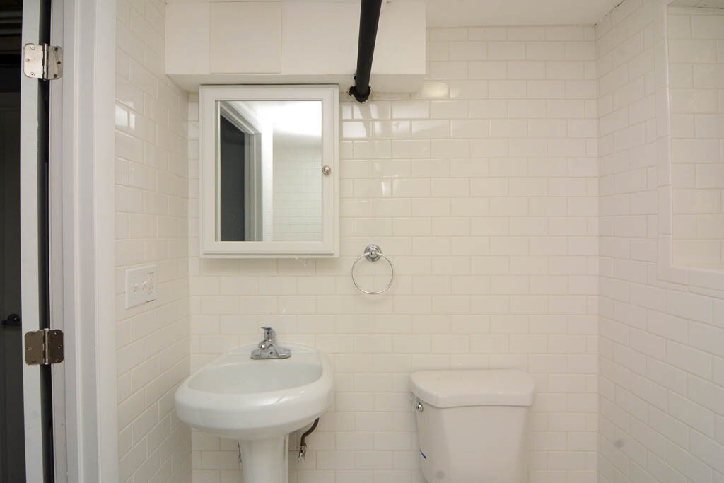 Building Photo - 5534 N Artesian Ave