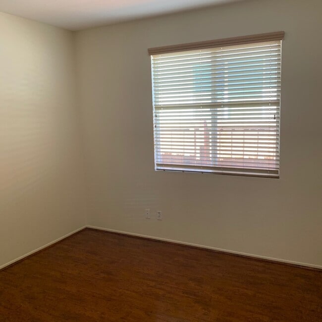 Building Photo - 4 BEDROOM VICTORVILLE HOME