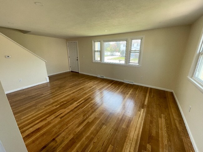 Building Photo - 16 Totman Dr