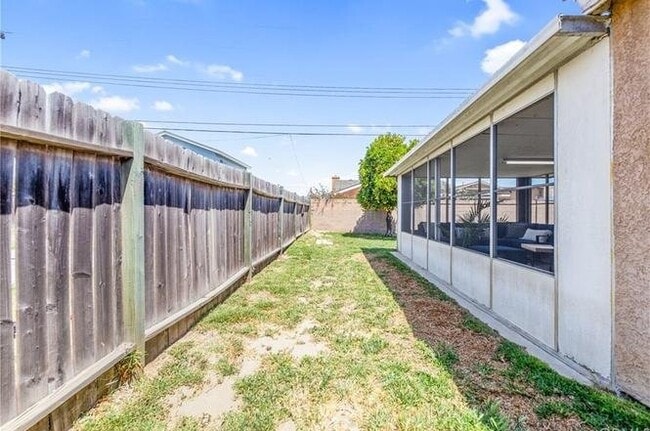 Building Photo - 10474 Lorinda Ave