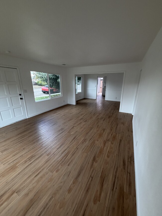 Building Photo - 910 E Tulare Ave