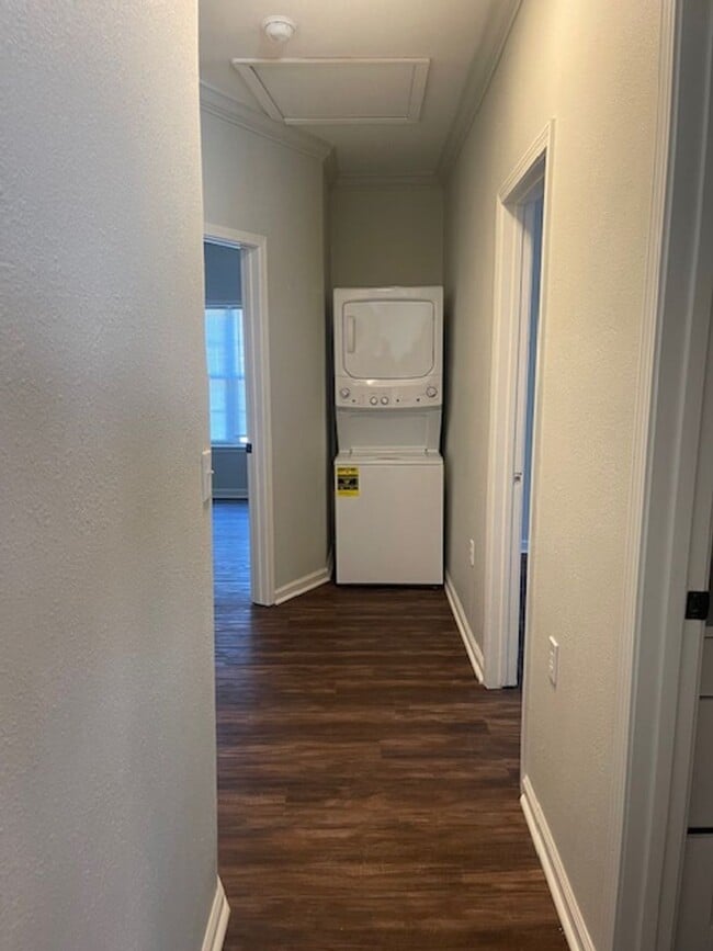 Building Photo - 3 Bedroom/2 Bath Home in Kingsport, TN $1650 with fenced-in yard & lawn care included!