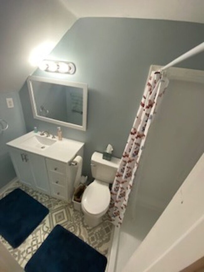Building Photo - Single Family Townhome, 2 bedrooms, 3 full...
