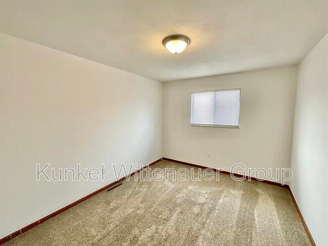 Building Photo - 156 Marion Dr