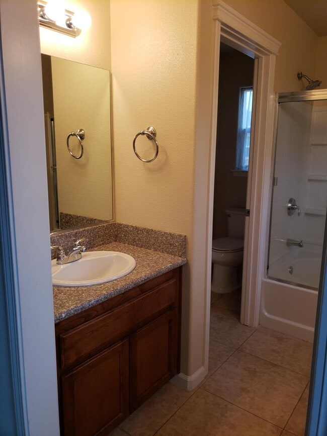 Building Photo - Shasta View Gardens - 3bd/2.5 ba + Office!