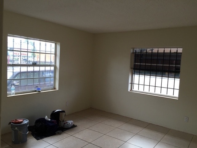 Building Photo - Great location on E Sunrise blvd cross street from Publix !!!!