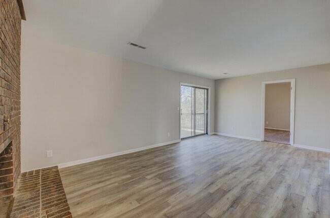Building Photo - 460 N Shiloh Ave
