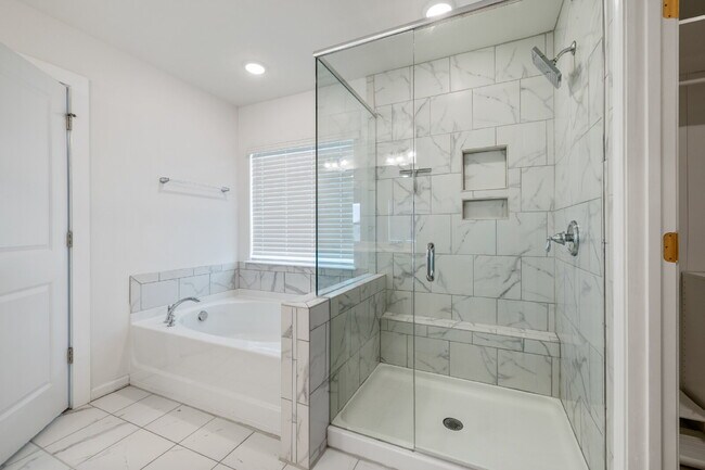 Building Photo - Spacious 5 Bedroom 3 Bath Home in highly sought after Walnut Creek!