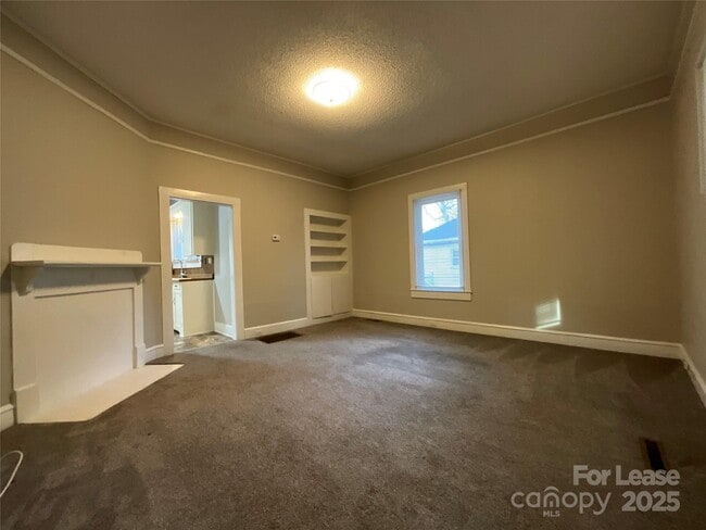 Building Photo - 607 Forest Ave