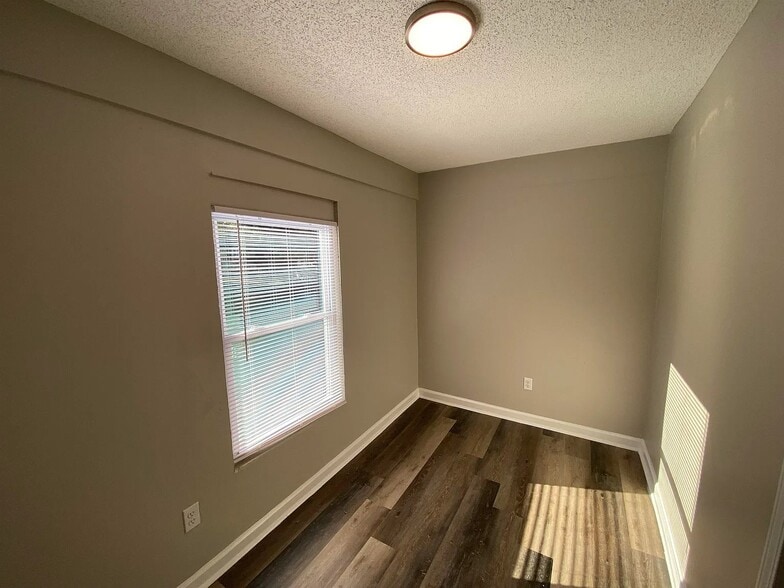 Building Photo - 108 Parkway Dr