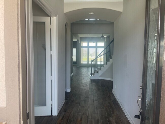 Building Photo - Gorgeous 4-bedroom home!