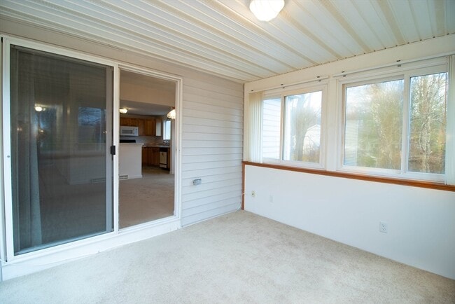 Building Photo - 59 Brookbend Way E