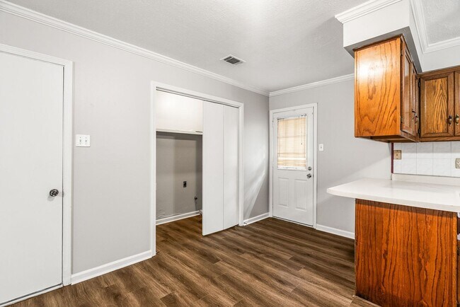 Building Photo - Updated House for Rent in Maumelle – Spaci...