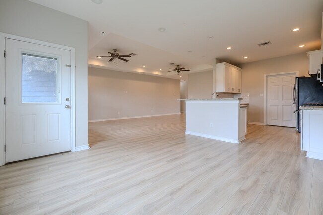 Building Photo - 2422 Cardinal Dr