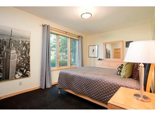 Building Photo - 1215 Oakview Rd