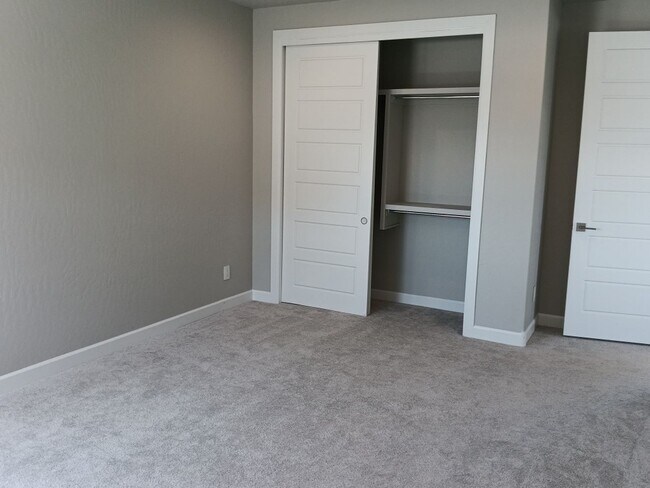 Building Photo - Stunning 4-bedroom, 3.5-bathroom home loca...