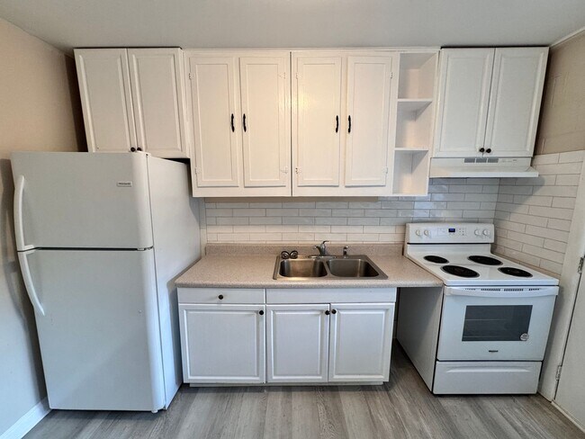 Building Photo - 2 Bed, 1 Bath Home w/ Garage