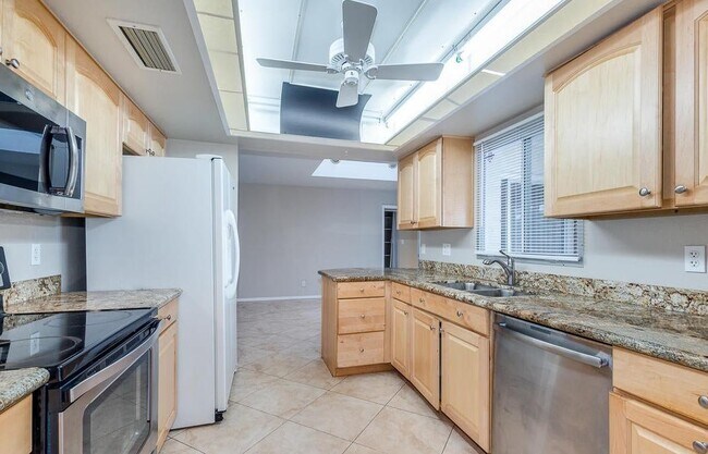 Building Photo - 2439 E Del Rio Dr