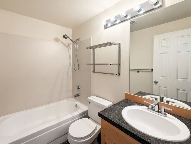 Building Photo - 1Bd/1Ba Kenmore Condo