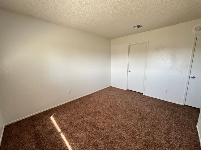 Building Photo - East Palmdale Townhouse