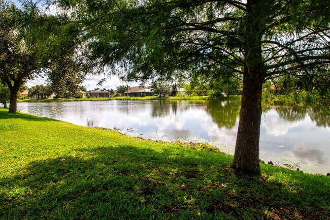 Building Photo - Luxurious Lakefront Living: Spacious 4-Bedroom Home with Pool and Guest Suite in Lakewood Ranch